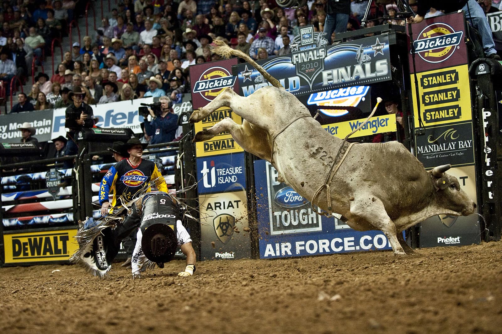 Bull rider thrown at PBR World Finals, Thomas &amp; Mack Center 2010 - Pbr World Finals tickets